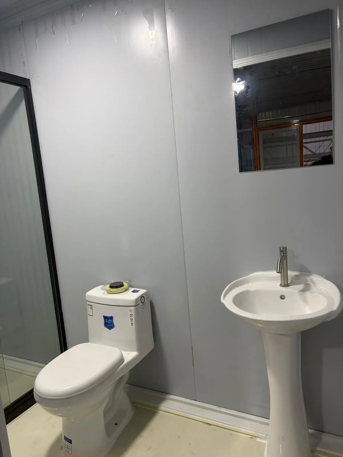 Baño integrado al módulo, con lavatorio