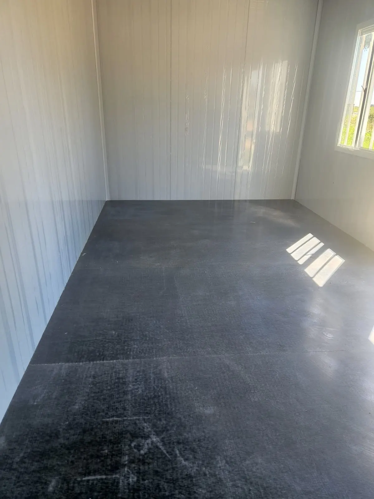 Interior con piso de fibrocemento
